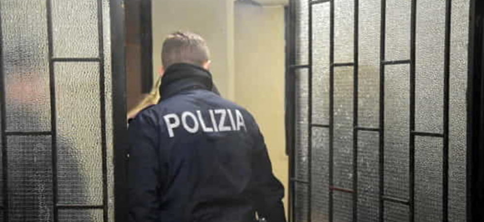 Musica ad alto volume, arrivano i poliziotti e un 27enne li aggredisce con un coltello
